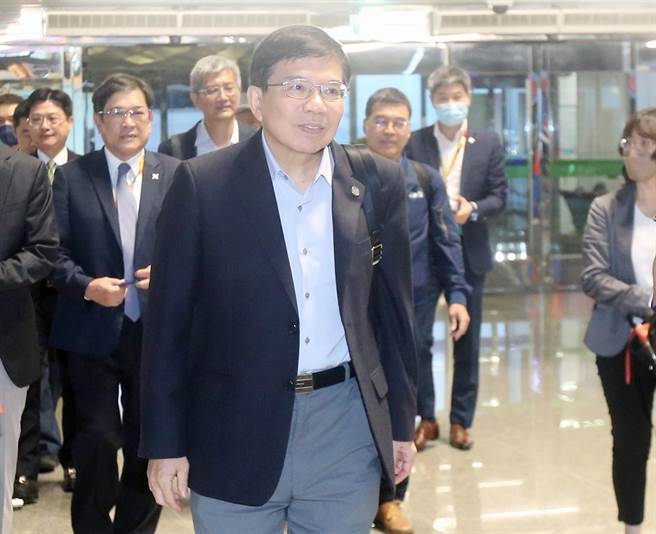 交通部长王国材12日赴美参加APEC运输部长会议，并表示希望此行能行销电动车技术设法打进美国的供应链。（范扬光摄）