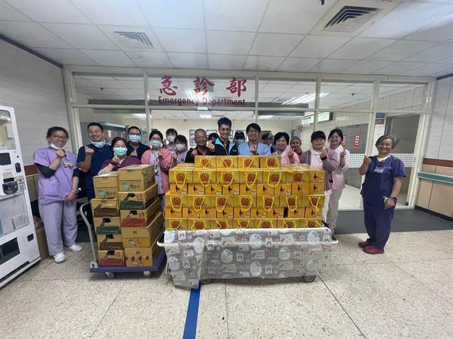 桃园市龙潭、大溪、平镇救护义消暖心送温情，赠送鸡蛋慰劳国军804医院医护人员。（翻摄照片／蔡明亘桃园传真）