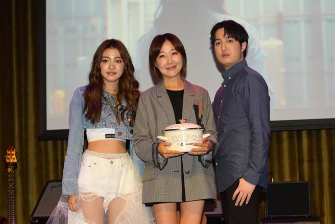 韩菲（左起）发片记者会上妈妈及哥哥都到场力挺。（骏马客工作室提供）