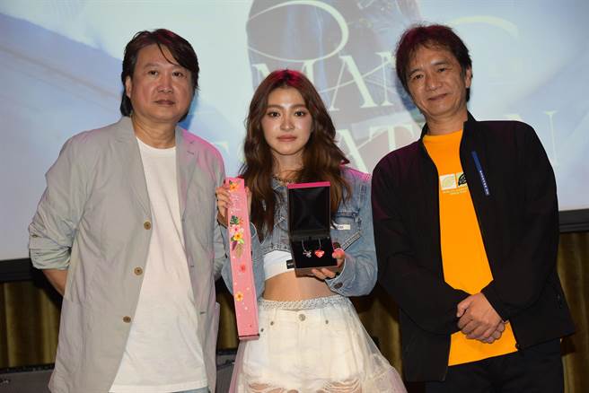 周治平（左）、黄大军（右）出席记者会力挺韩菲发片。（骏马客工作室提供）