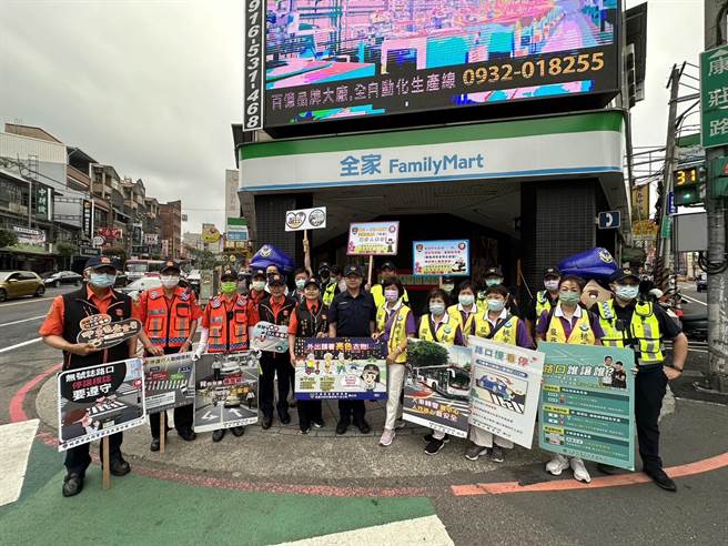 桃园市大溪警方12日上街宣导交通安全正确观念，呼吁驾驶务必礼让行人、保持安全距离。（翻摄照片／蔡明亘桃园传真）