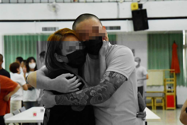 励志中学举办「母亲节感恩恳亲会」，学生与久未见面的家人深情拥抱。（励志中学提供／孙英哲彰化传真）