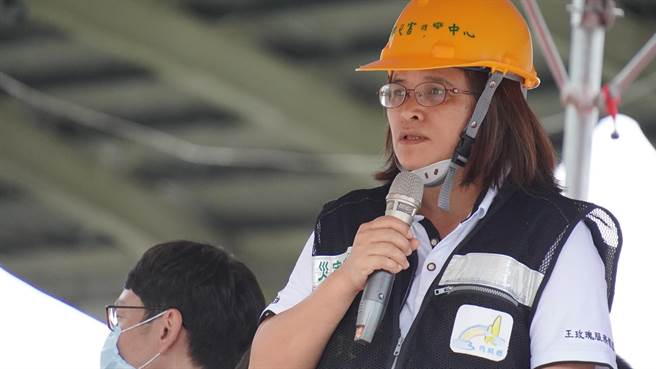 秀林乡长王玫瑰竞选期间涉收受包商提供竞选物品，涉贪污被收押。（摘自脸书）