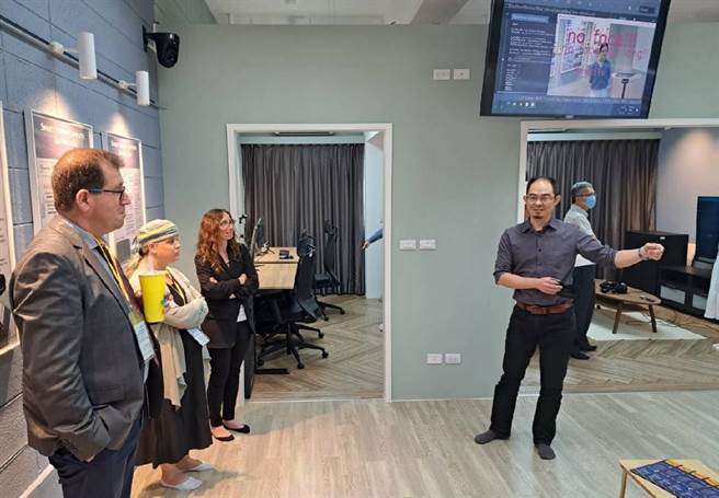 元智智创中心副主任林瑞丰副教授为阿里埃勒大学参访来宾介绍智慧人机互动技术应用。（元智大学提供／蔡明亘桃园传真）