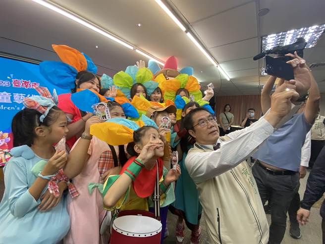台南市长黄伟哲与表演2023台南市儿童艺术教育节的孩子们开心自拍。（曹婷婷摄）