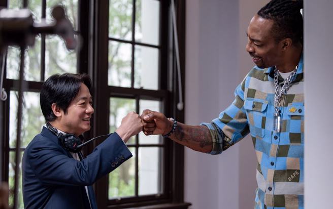 前NBA球星「魔獸」霍華德跟副總統賴清德同框。（圖取自賴清德臉書）