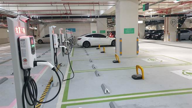 桃园市交通局下半年将在公共停车场装设电动车充电桩。（赖佑维摄）