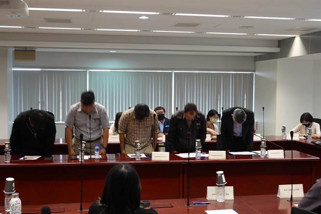 兴富发以总经理为首出席市府协商会议，会议上再次鞠躬道歉。（市府提供／张亦惠台中传真）