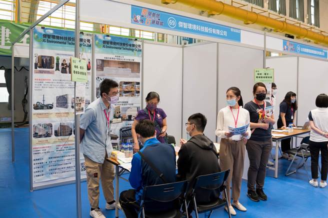 徵才活动现场媒合情形。（健行科大提供／蔡明亘桃园传真）
