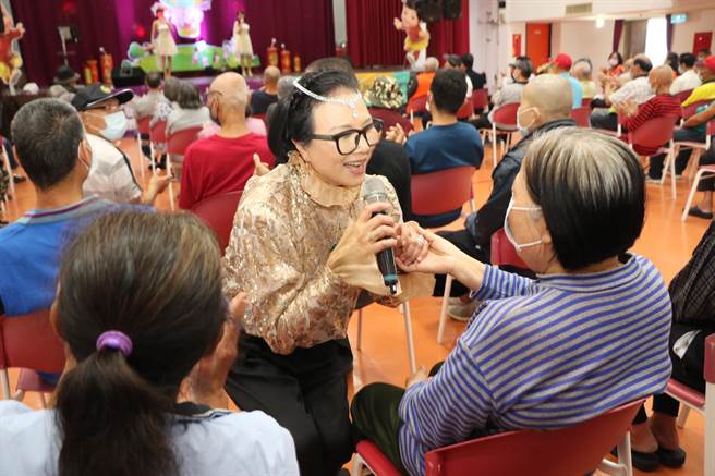 上官明莉边唱「深情海岸」  边和长辈亲切互动。(黄敬文翻摄)