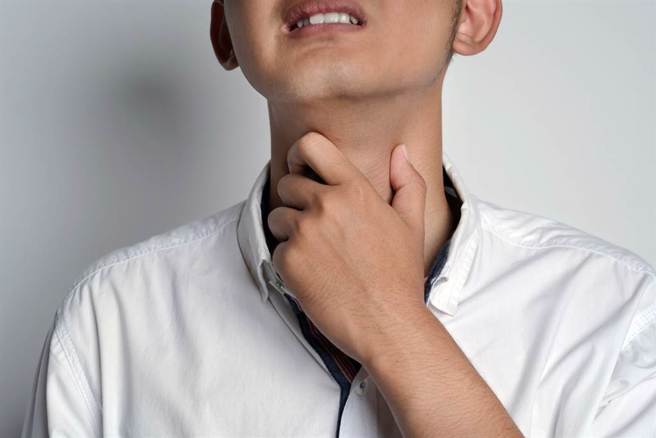 一名男子严重沙哑、甚至失声，经检查发现，因其常有频繁性行为，声带感染人类乳突病毒，导致声带长菜花。(示意图/ Shutterstock )