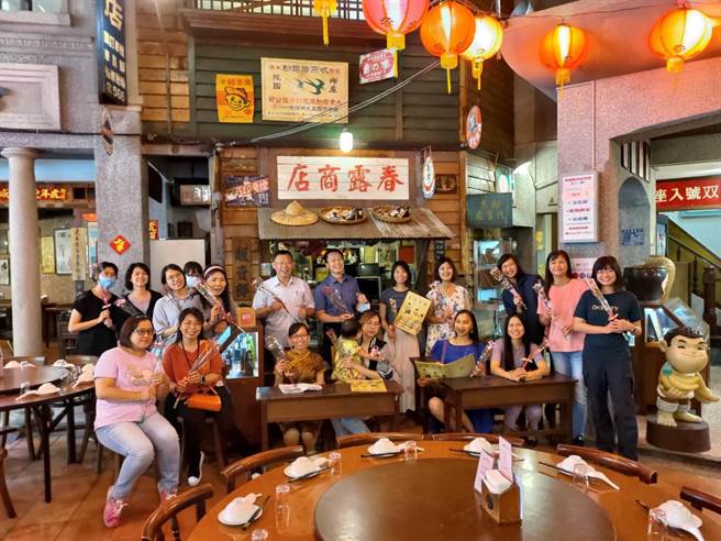 台中市政府警察局第二分局分局长杨川慰勉公务、家庭两头奔忙的女性同仁，11日下午与分局内警察妈咪相约台中市具指标性50年代復古餐厅享用美味下午茶。（中市警二分局提供／潘虹恩台中传真）