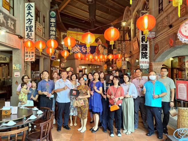 台中市政府警察局第二分局警察妈咪们11日前往50年代復古餐厅用餐，让她们彷佛走进时光隧道，体验不同的欢庆氛围。（中市警二分局提供／潘虹恩台中传真）