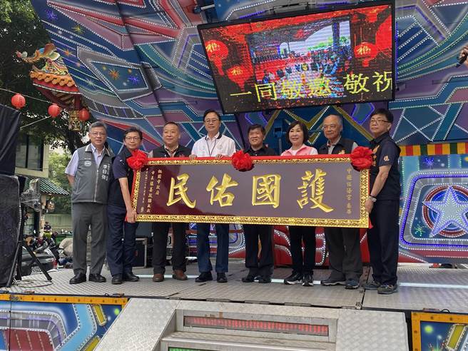 桃园中坜仁海宫长期投入公益，市长张善政12日下午特别到场致赠「护国佑民」匾额。（蔡明亘摄）
