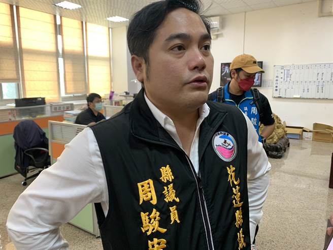 议员周骏宥质询，体中霸凌事件层出不穷，质疑校方内部管理失当。（王志伟摄）