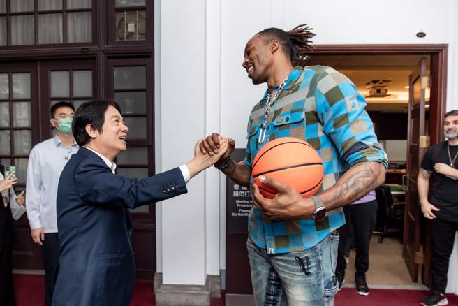 NBA球星「魔兽」霍华德跟副总统赖清德同框。（图取自赖清德脸书）