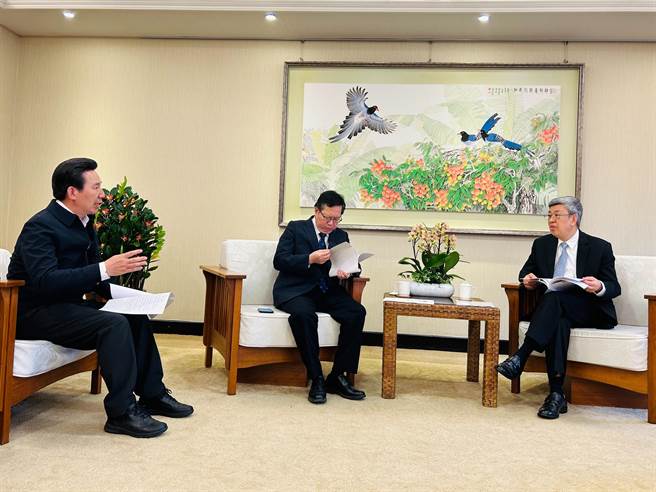 金门县长陈福海(左)今日拜会行政院长陈建仁(右)与副院长郑文灿(中)，争取中央经费协助金门六大建设之诉求。(图／金门县政府提供)