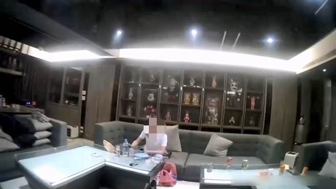 警方重返遭捣破的黑道据点临检时，发现屋里面只剩21岁张姓男子在里头吞云吐雾，还鬼扯刺鼻的K味浓烟是香菸所造成，当场被警方逮捕法办。(黄敬文翻摄)