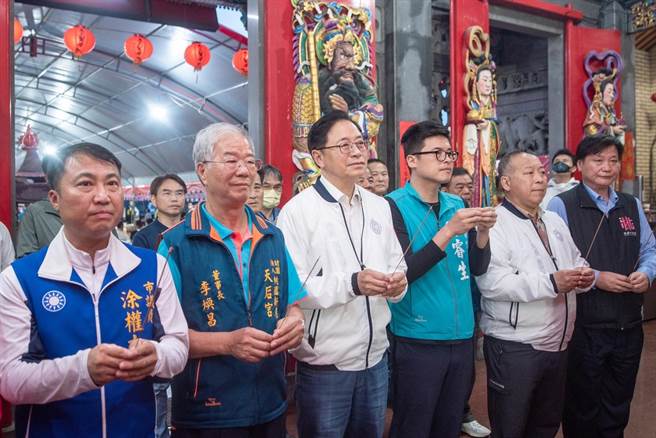 桃园市长张善政12日赴新屋天后宫参香祈福。（桃园市政府提供／蔡明亘桃园传真）