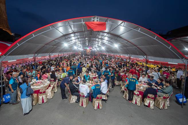 桃园市新屋天后宫庆祝妈祖圣诞，12日晚上邀请信眾共享平安福宴。（桃园市政府提供／蔡明亘桃园传真）