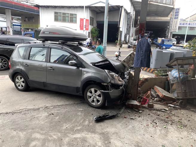 新北市芦洲今日下午发生一起追撞车祸，肇事车辆差点衝进路旁工厂。(黄敬文翻摄)