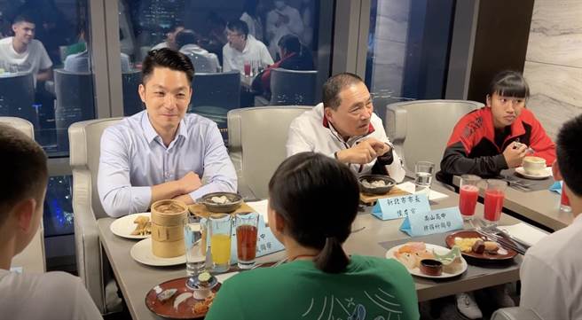 台北市长蒋万安（左）12日晚间兑现承诺宴请学生，并邀请新北市长侯友宜（左二）一同参与。（台北市政府提供／陈薏云台北传真）