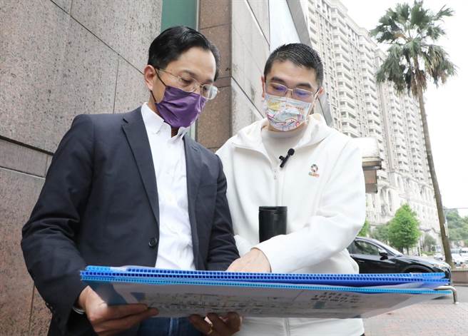 ▲基隆市交通处长王圳宏（左）表示，针对国光客运不再代驶2002路线、1551路线，以及不支援9026路线，将下周将尽速与公路总局及业者协调，维护民眾搭车权益。（基隆市政府提供／徐佑升基隆传真）