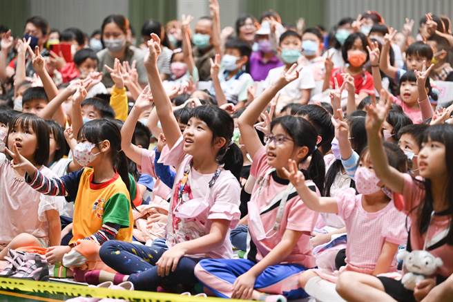 台下小朋友们反应热络。（桃园市政府提供／蔡明亘桃园传真）