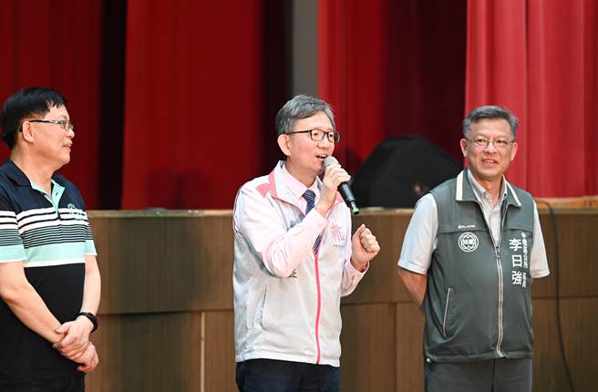 桃园市副市长王明鉅表示，亲子艺术校园巡演除让家长陪孩子一同欣赏同乐外，也盼孩子们培养艺文气息，接触不同文化。（桃园市政府提供／蔡明亘桃园传真）