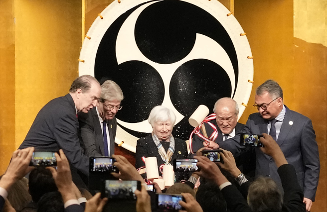 2023年5月11日，在日本新舄举行的G7 财长会议欢迎招待会上，美国财政部长叶伦（中）和日本财务大臣铃木俊一（中右）与其他财长和央行行长一起打破清酒桶 。（美联社）