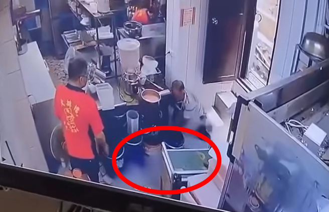 瓦斯行员工在搬运瓦斯时提把突然断裂，瓦斯滚落室内后不断喷发气体，瞬间引发气爆，地面冒出熊熊烈火，员工当场全身着火。（翻摄自脸书「爆废公社二馆」）