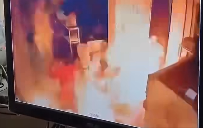 瓦斯行员工在搬运瓦斯时提把突然断裂，瓦斯滚落室内后不断喷发气体，瞬间引发气爆，地面冒出熊熊烈火，员工当场全身着火。（翻摄自脸书「爆废公社二馆」）