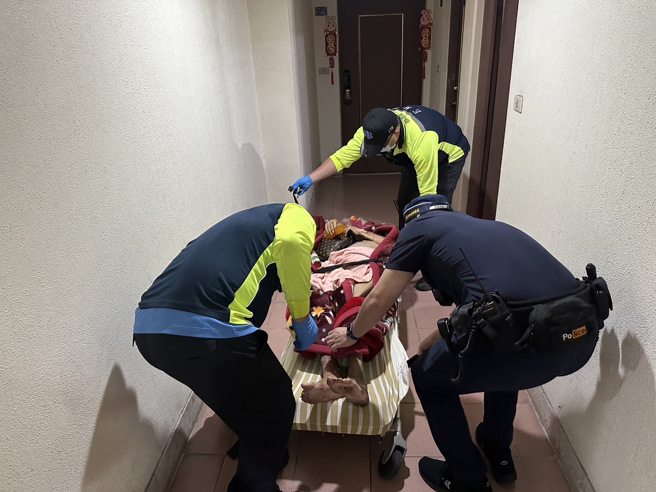 基隆市警察局第二分局八斗子分駐所於昨11日上午獲報，有民眾需警協助，警員柯仁偉、林胤勳、邱宜庭獲報後立即趕往現場，發現王姓老翁（65歲）仰躺於地面上，通報救護人員將王翁送醫。（圖／警方提供）