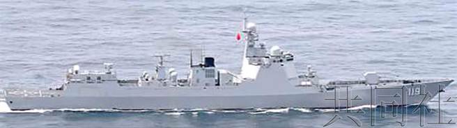 大陸4艘海軍艦艇編隊，經由東海到日本海北上，以「繞日」的方式航行。圖為共軍飛彈驅逐艦。（日本防衛省統合幕僚監部）