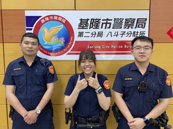 基隆市警察局第二分局八斗子分駐所於昨11日上午獲報，有民眾需警協助，警員柯仁偉、林胤勳、邱宜庭獲報後立即趕往現場，發現王姓老翁（65歲）仰躺於地面上，通報救護人員將王翁送醫。（圖／警方提供）