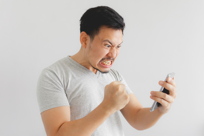 男子向女方收租金，对方却频找理由不付，男子最后当眾辱骂对方「乞丐婆、乞丐赶庙公、没看过这样的乞丐婆」及「X你爽歪歪」。（示意图/shutterstock）