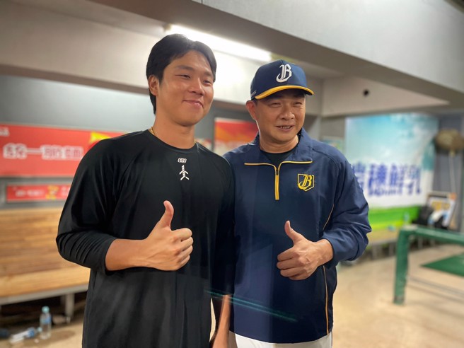 中信兄弟詹子賢（左）與新任總教練彭政閔。（毛琬婷攝）