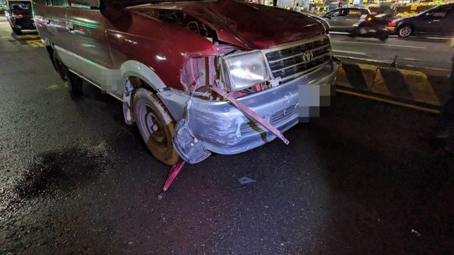 自小货车撞击擅闯路口的行人，导致行人死亡。（图／警方提供）