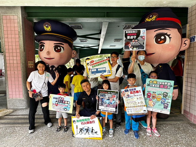 台北市信義分局為使防詐知識能夠從小開始培養，結合國泰慈善基金會、國泰人壽專萬和與專北城通訊處眾多志工，前往台北市信義區博愛國小，教導學童反詐知識。（圖／警方提供）