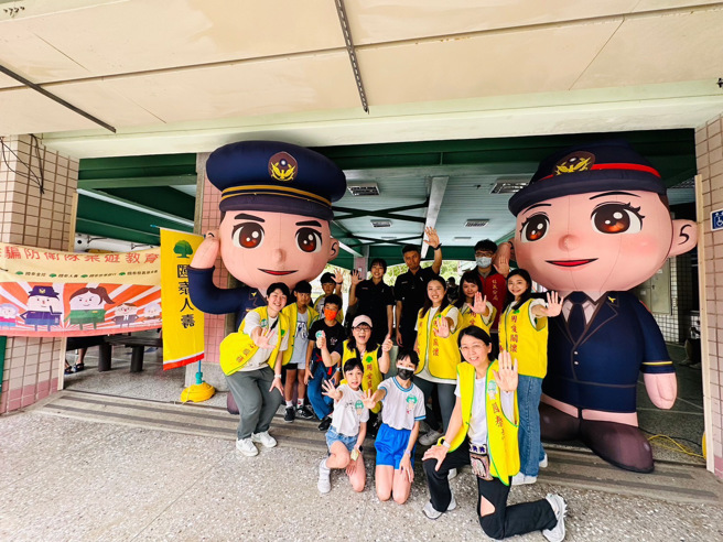 台北市信義分局為使防詐知識能夠從小開始培養，結合國泰慈善基金會、國泰人壽專萬和與專北城通訊處眾多志工，前往台北市信義區博愛國小，教導學童反詐知識。（圖／警方提供）