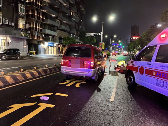 女子未依号志穿越斑马线，遭车辆撞击死亡。（图／警方提供）