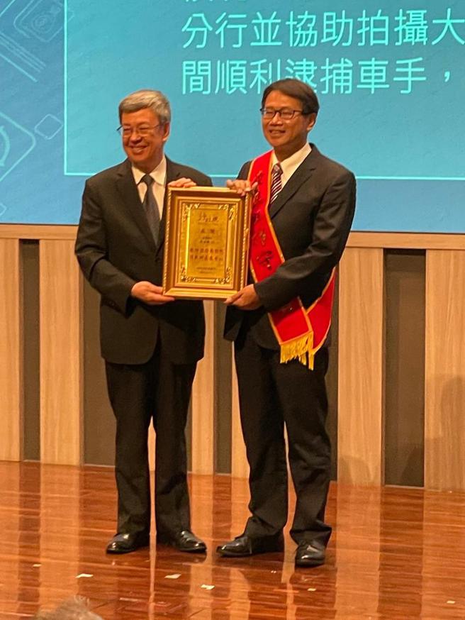 （「金融业打击诈欺高峰会」，臺湾银行副经理吴温鹏(右)接受行政院院长陈建仁(左)颁奖合影。图／臺湾银行提供）