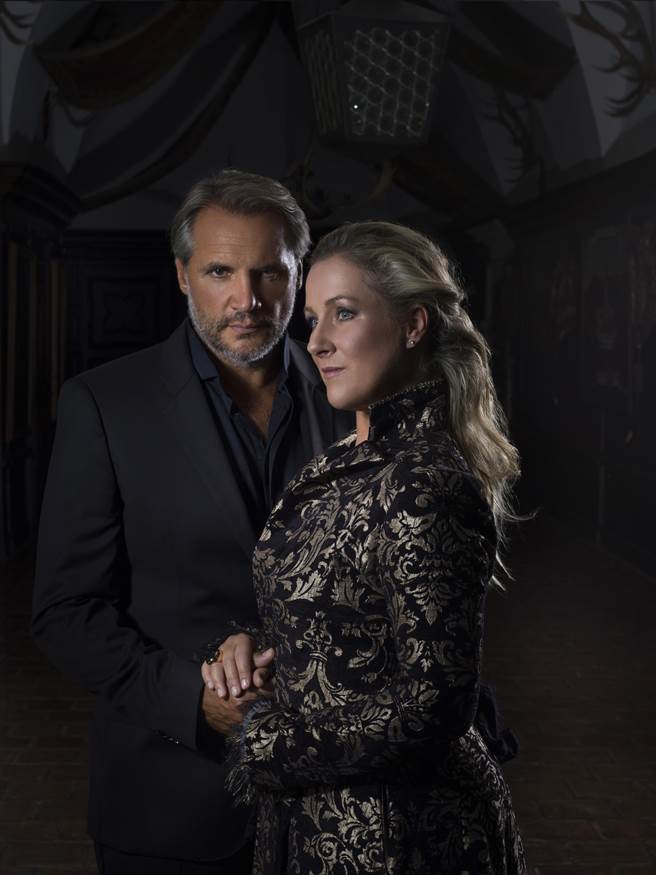 睽违6年，以莫札特《魔笛》里的「夜后」一角为代表诠释的德国花腔女高音戴安娜．丹姆劳，再度与夫婿法国男低音尼可拉．泰斯特来台演出。（© Chris Singer，国家两厅院提供）