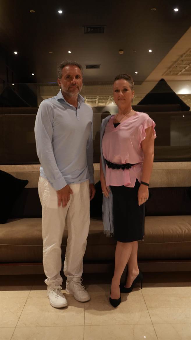 德国花腔女高音戴安娜．丹姆劳（右），再度与夫婿法国男低音尼可拉．泰斯特（左）来台演出，曲目以「国王与女王」为主题。（李欣恬摄）