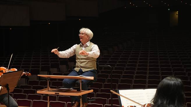 指挥家帕佛．巴鲁夫和丹姆劳、泰斯特两人合作已10年，今日下午他在台北国家音乐厅和长荣交响乐团彩排。（李欣恬摄）