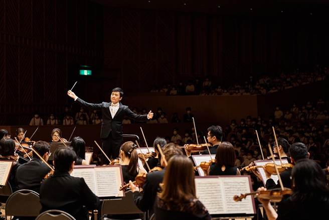 2023年国家交响乐团日本行来到最后一站，在以玫瑰为市花的福山市，参加「玫瑰之町—福山国际音乐祭」，举办一连串音乐会，协同指挥吴曜宇也担任指挥，演出三场给学生的专属音乐会。（国家交响乐团提供）