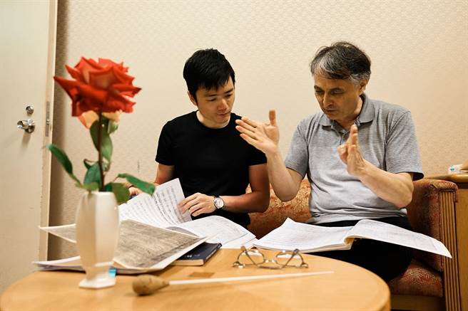 国家交响乐团协同指挥吴曜宇（左）和音乐总监准．马寇尔讨论音乐。（国家交响乐团提供）