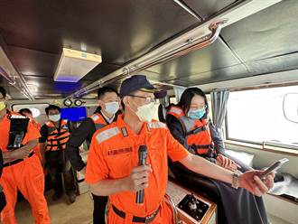 確認新竹漁港航行安全 副市長出海看疏浚