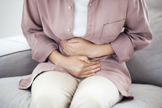 27歲女肚痛半年「3度被當脹氣」 醫一查驚見癌症已轉移