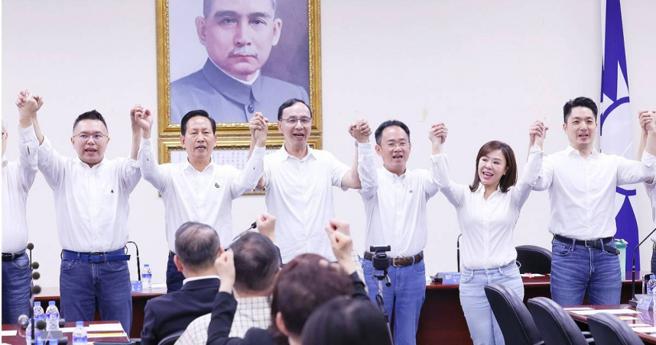 国民党持续公布立委提名作业，外传原本计画慢慢与民眾党谈选战合作，但却遭质疑诚意不足，柯文哲乾脆进一步登记成民眾党总统候选人，逼得朱立伦不得不提前公布徵召的总统提名人选。（图／报系资料照）